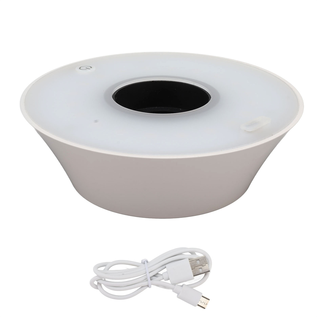 Weiße, runde Lampe mit einem zentralen dunklen Loch und einem USB-Kabel.