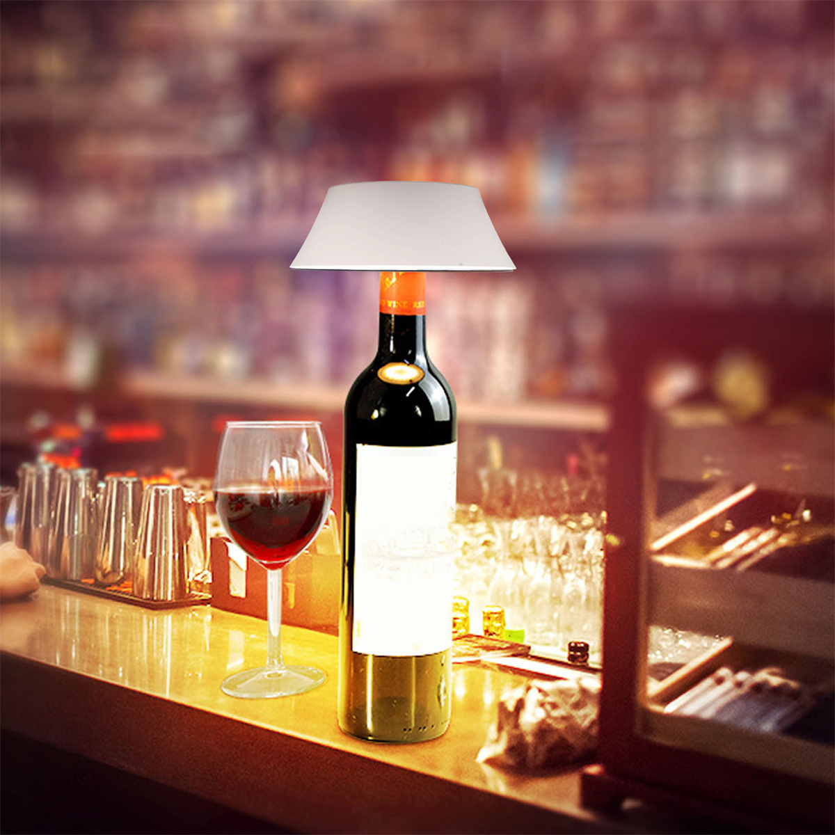 Wein-Flaschenlampe auf einer Bar, mit einem Glas Rotwein.