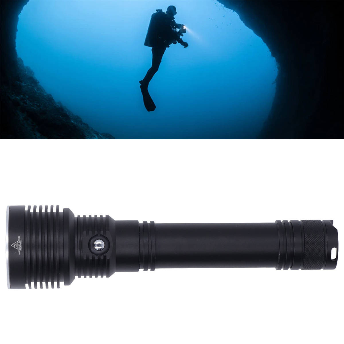 Ein Taucher mit Kamera im tiefblauen Meer und eine schwarze Taschenlampe darunter.