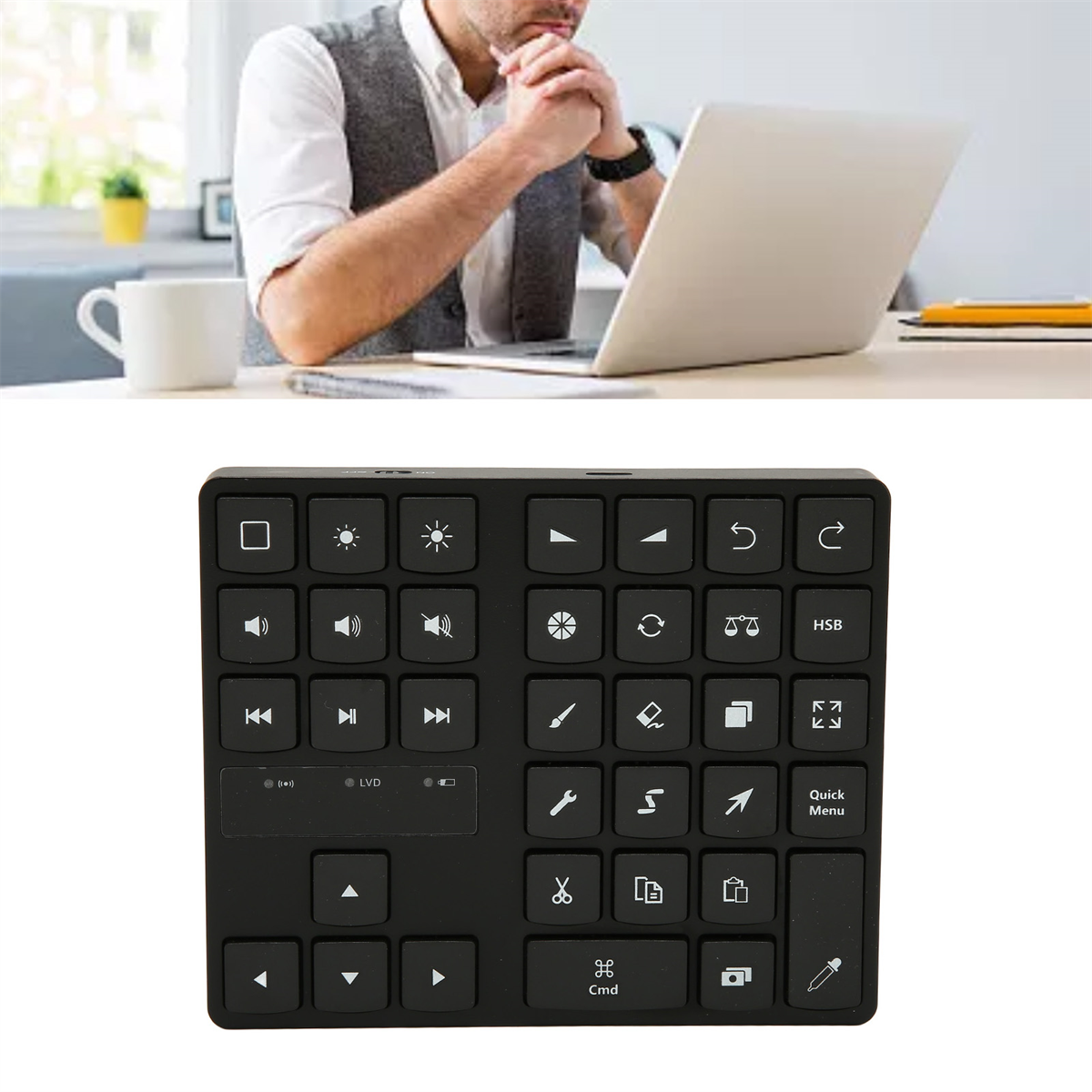 Ein Mann mit Laptop und eine schwarze Tastatur mit vielen Tasten.