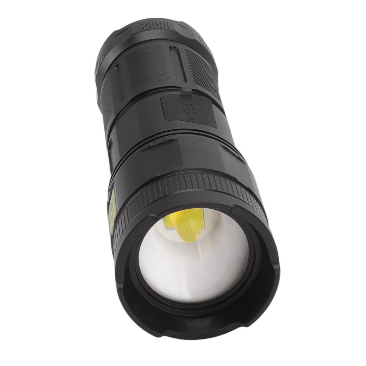 Schwarze Taschenlampe mit hellem weißem Licht, das von vorne scheint.