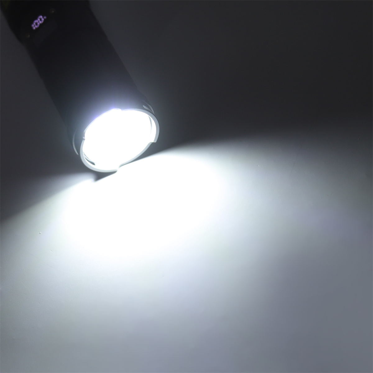 Heller Taschenlampenstrahl, der eine Oberfläche beleuchtet und starkes weißes Licht aussendet.