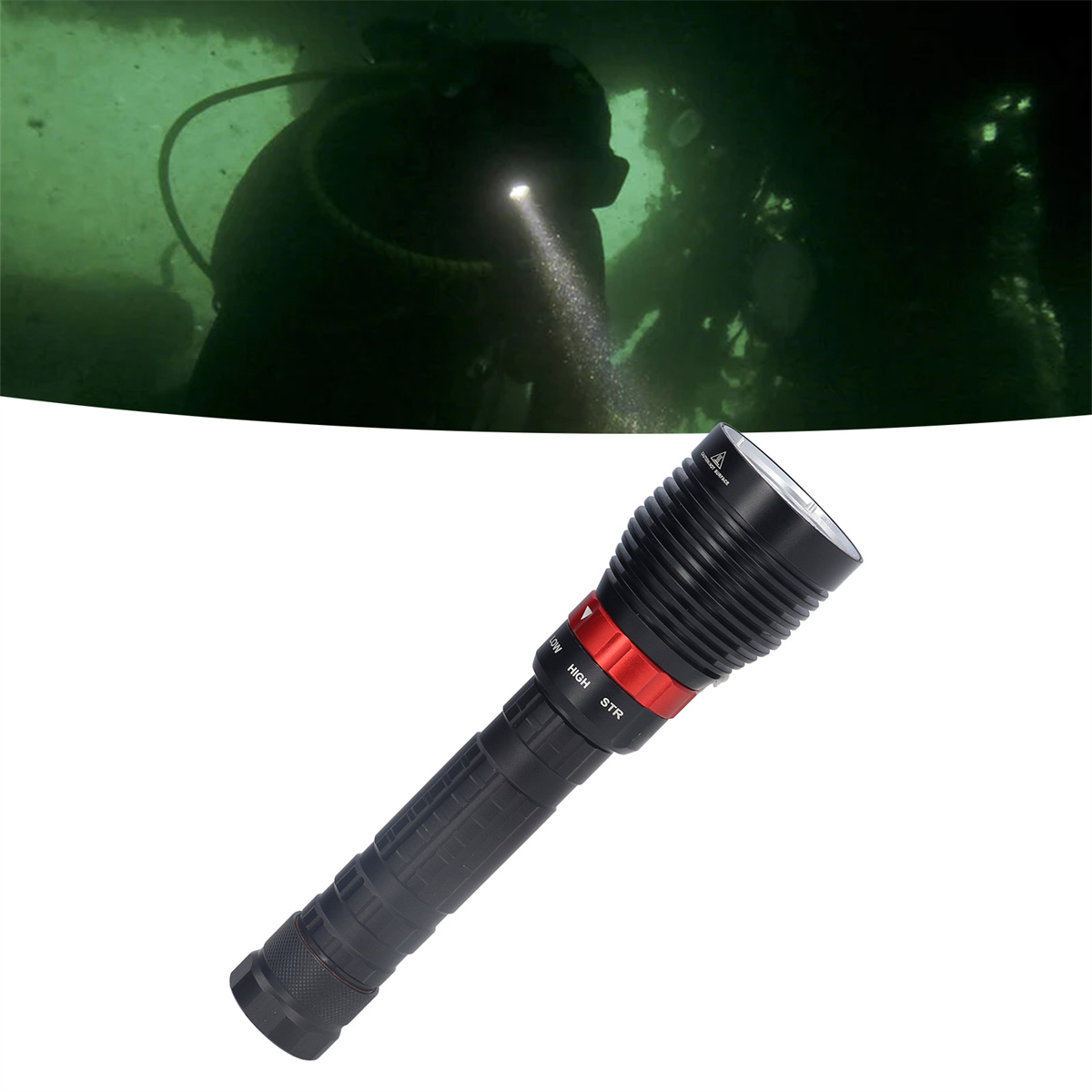 Ein Taucher, der unter Wasser eine Taschenlampe leuchten lässt, mit dunklem Hintergrund.