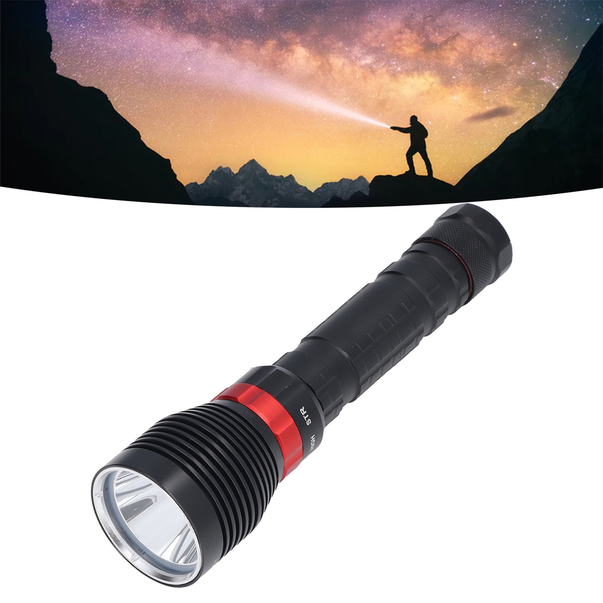 Schwarze Taschenlampe, die einen Lichtstrahl auf einen Sternenhimmel richtet, mit einer Silhouette.