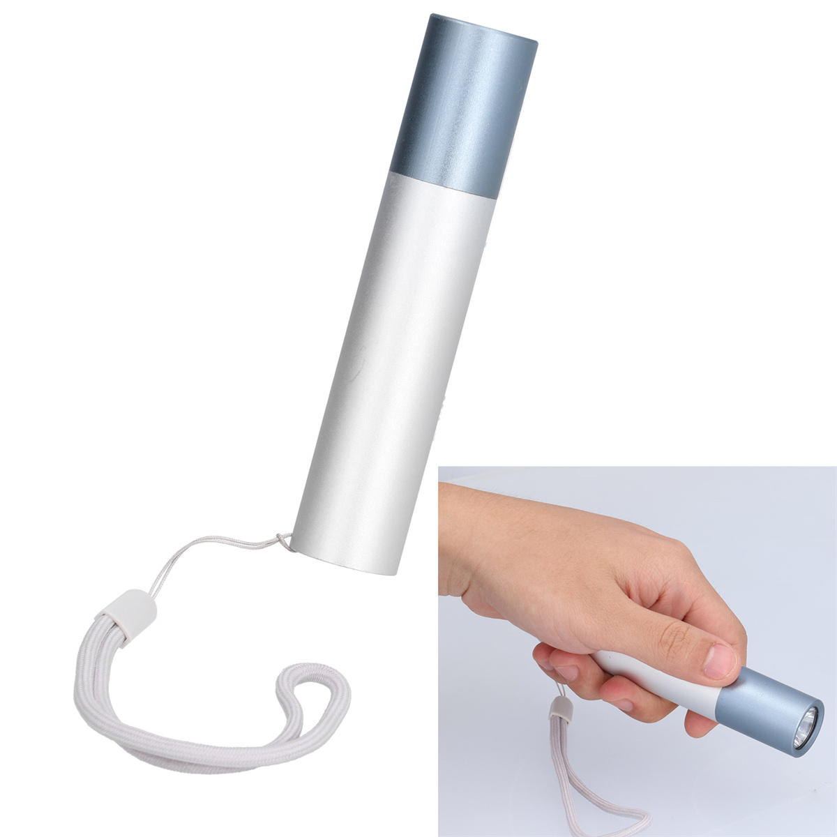 Kleine silber-blaue Taschenlampe. Eine Hand hält die Taschenlampe.
