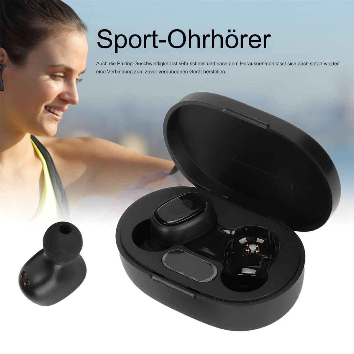 Eine Frau in Sportkleidung neben einem offenen schwarzen Etui mit Ohrhörern. Ein Ohrhörer separat.