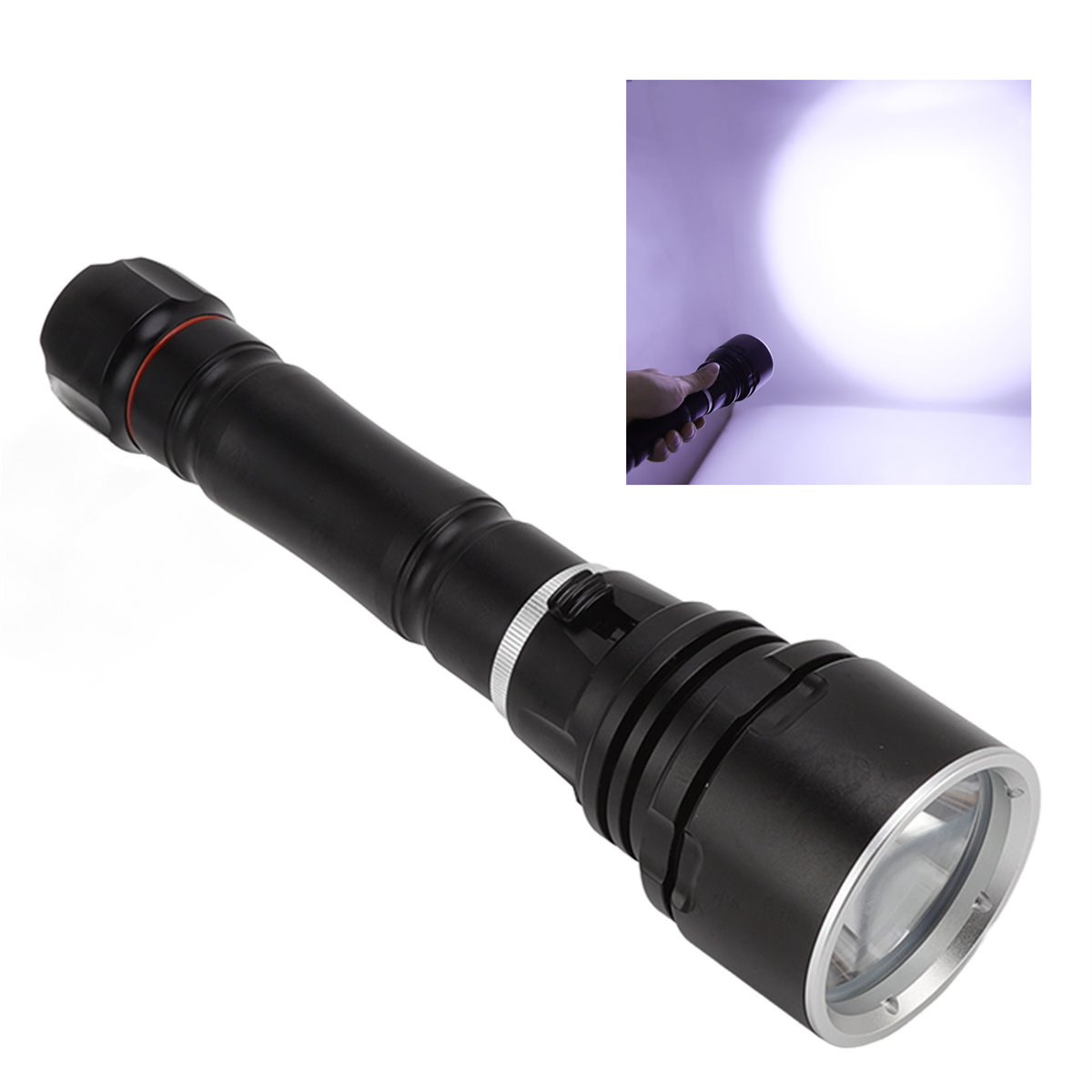 Schwarze Taschenlampe, die einen weißen Lichtstrahl in einem dunklen Raum erzeugt. Eine Hand hält das Licht.