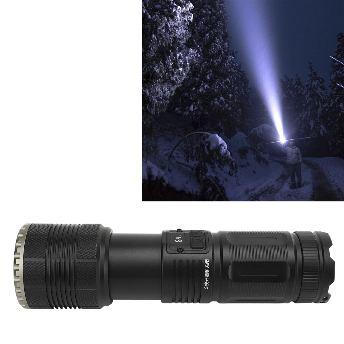 Ein Mann in einem verschneiten Wald, der nachts mit einer schwarzen Taschenlampe leuchtet.