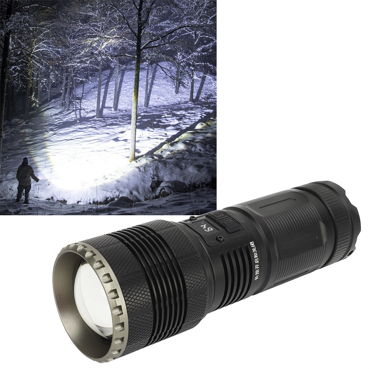 Schwarze Taschenlampe mit einer Person im schneebedeckten Wald, die die Szene mit hellem Licht ausleuchtet.