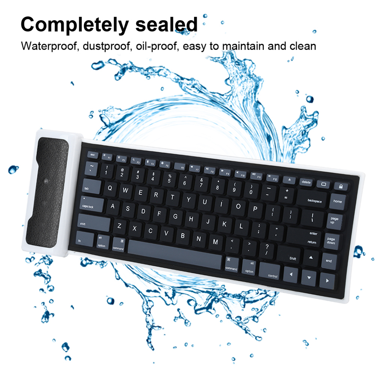 Eine schwarz-weiße Klapp-Tastatur mit Wassertropfen darum, auf weißem Hintergrund.