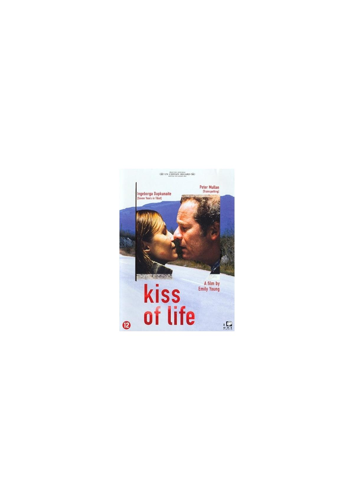 DVD-hoes met twee mensen die kussen en de titel 'Kiss of Life'. De achtergrond is besneeuwd.