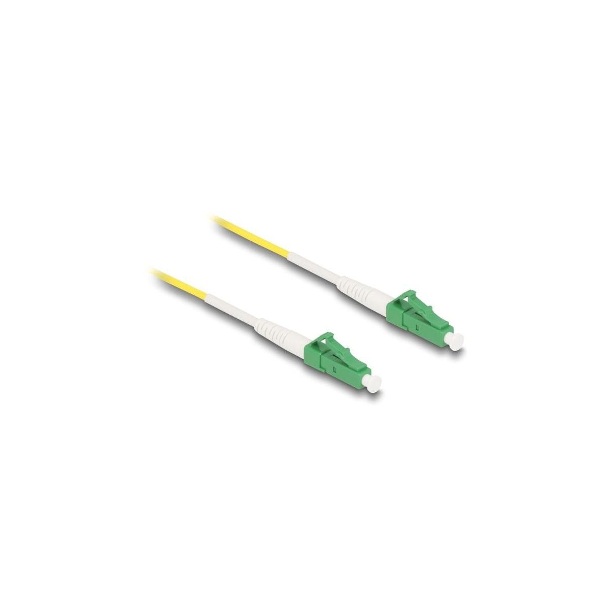 Due cavi in fibra ottica gialli con connettori verdi. Sfondo bianco.