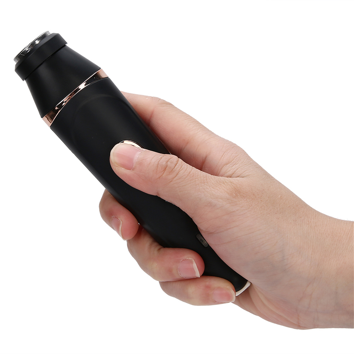 Hand hält einen schwarz-goldenen Elektrorasierer.