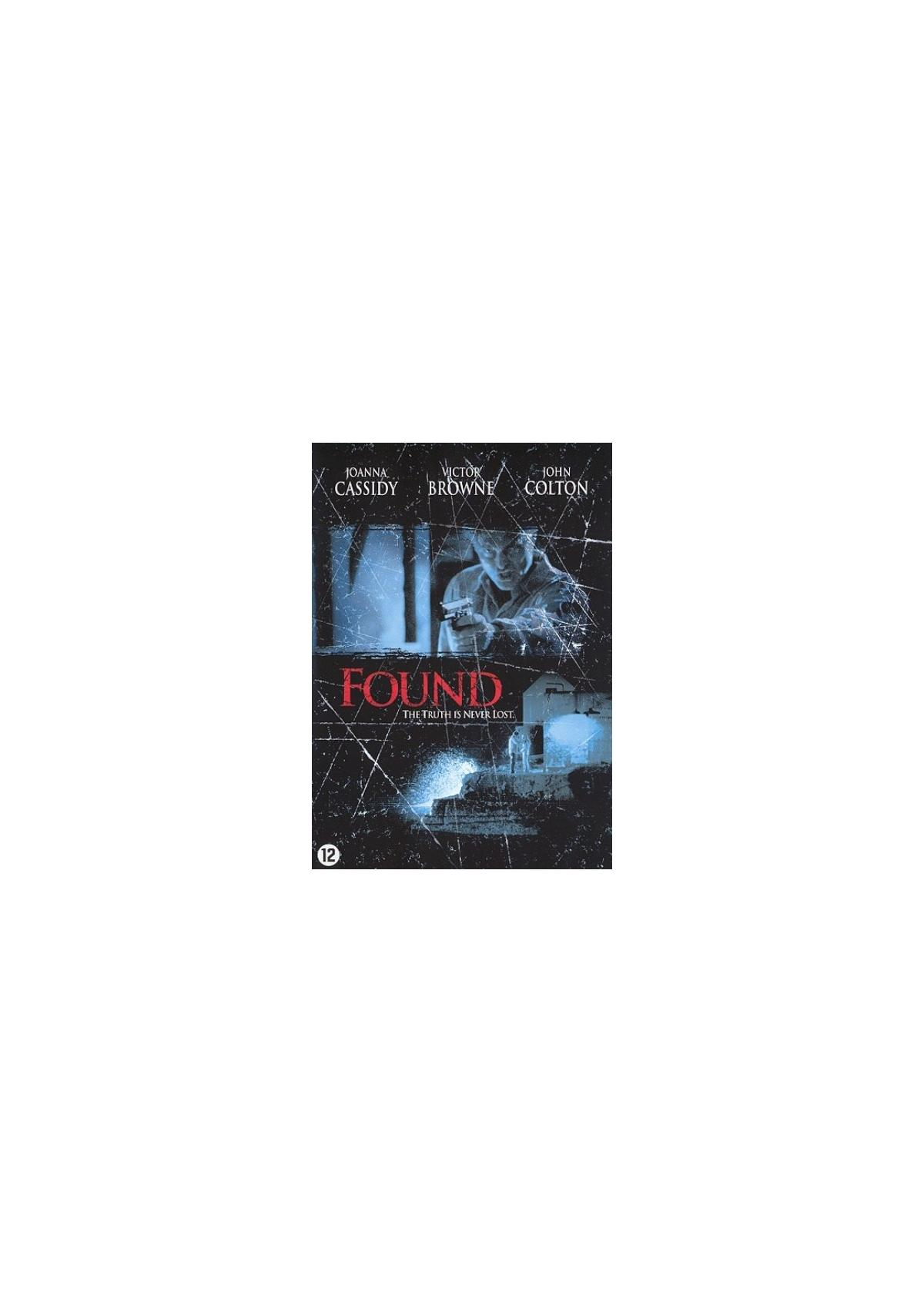 Pochette de DVD pour Found. Un homme regarde à l'intérieur d'un bâtiment. Le titre est en rouge sur fond bleu.