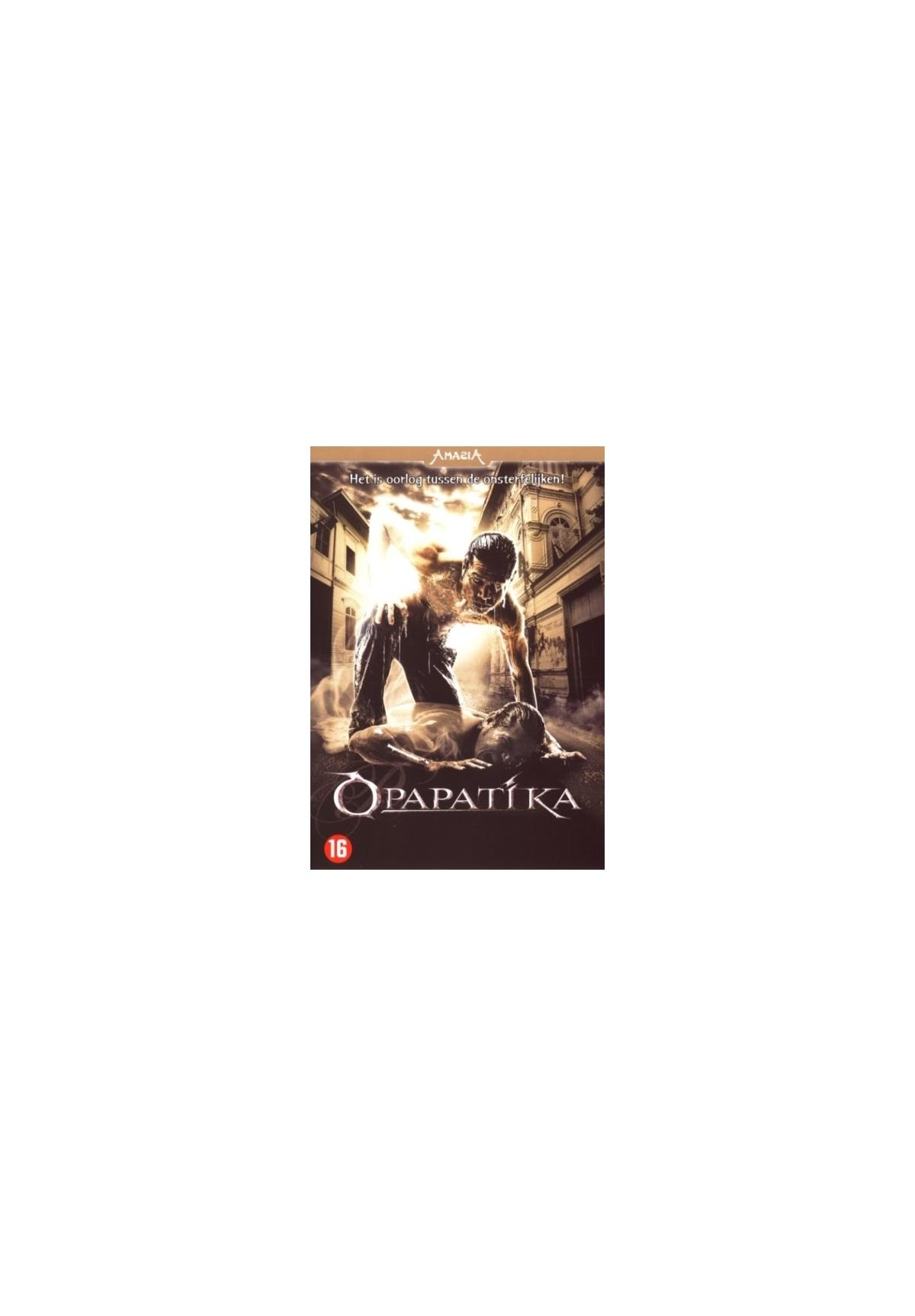 Öpátika filmcover. Een man houdt een vrouw vast, straat achtergrond.