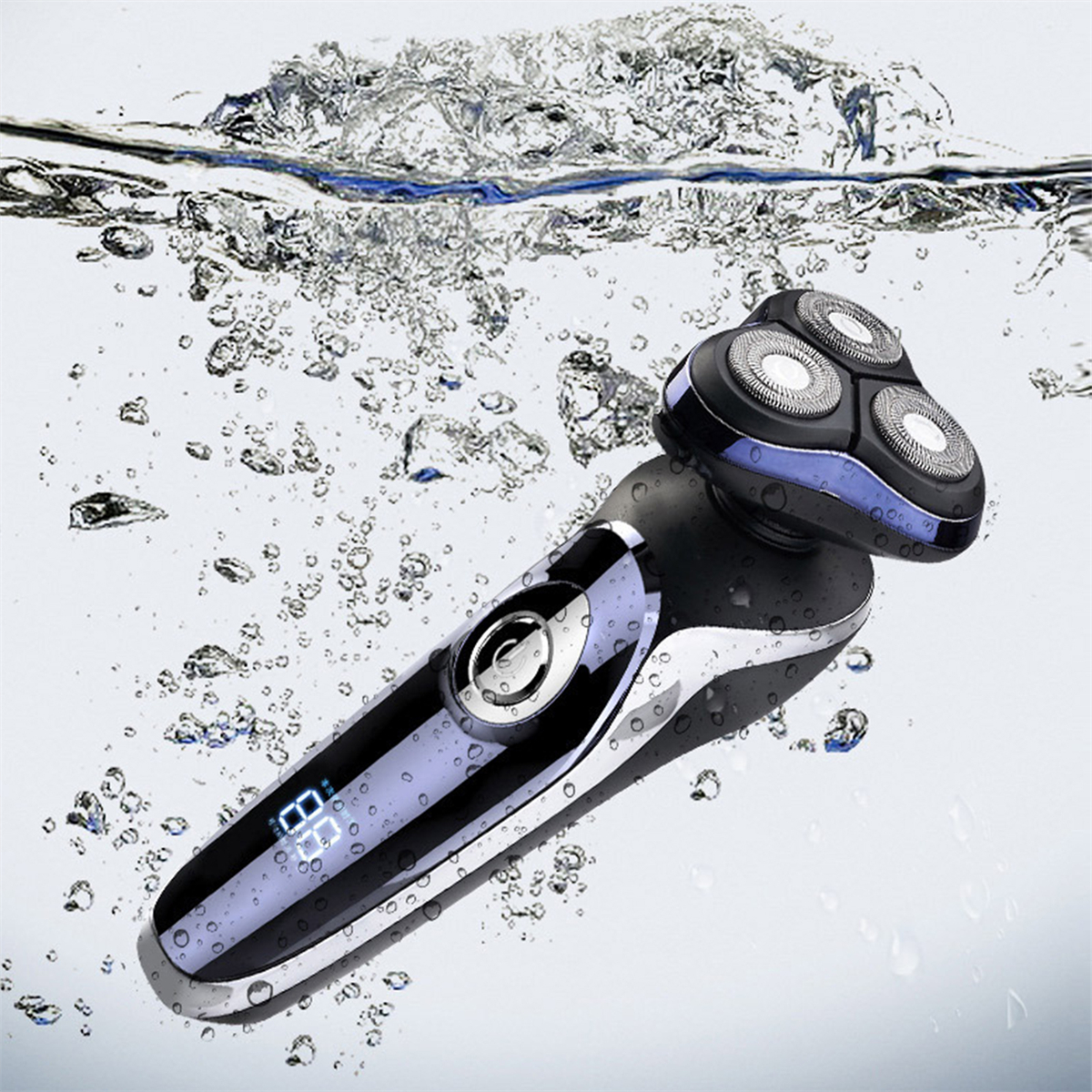 Schwarz-blauer Elektrorasierer unter Wasser, mit sichtbaren Blasen.