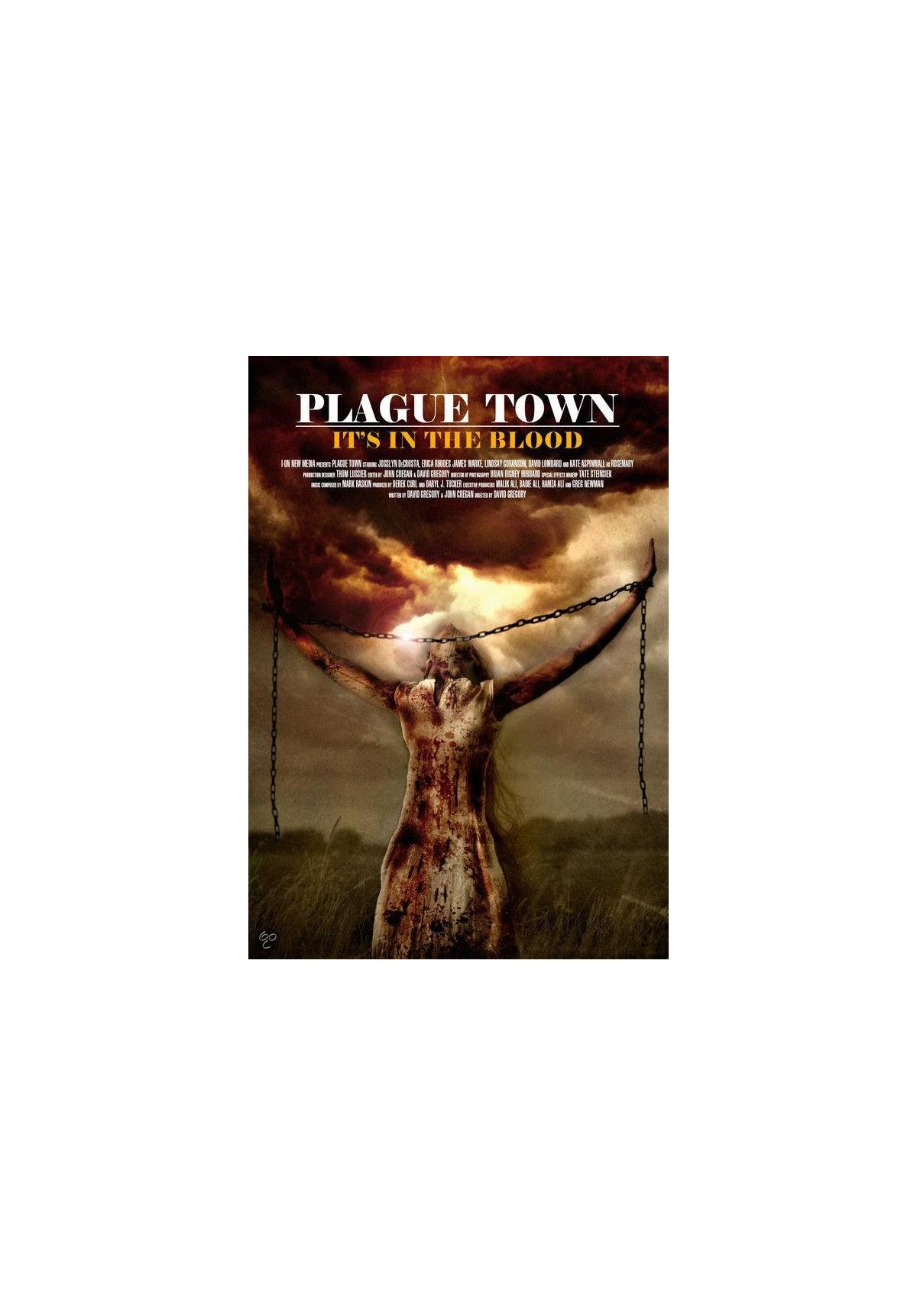 Filmposter voor 'Plague Town'. Een figuur wordt door kettingen opgehangen tegen een donkere, bewolkte achtergrond.