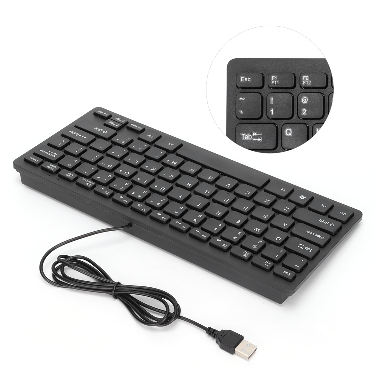 Schwarze Kompakt-Tastatur mit USB-Kabel und Detail der Tasten.