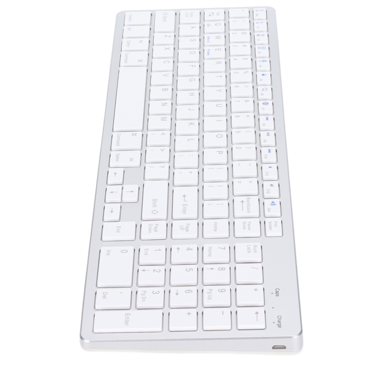 Silberne Tastatur mit weißen Tasten. Sie hat ein schlankes Design und ein Touchpad.
