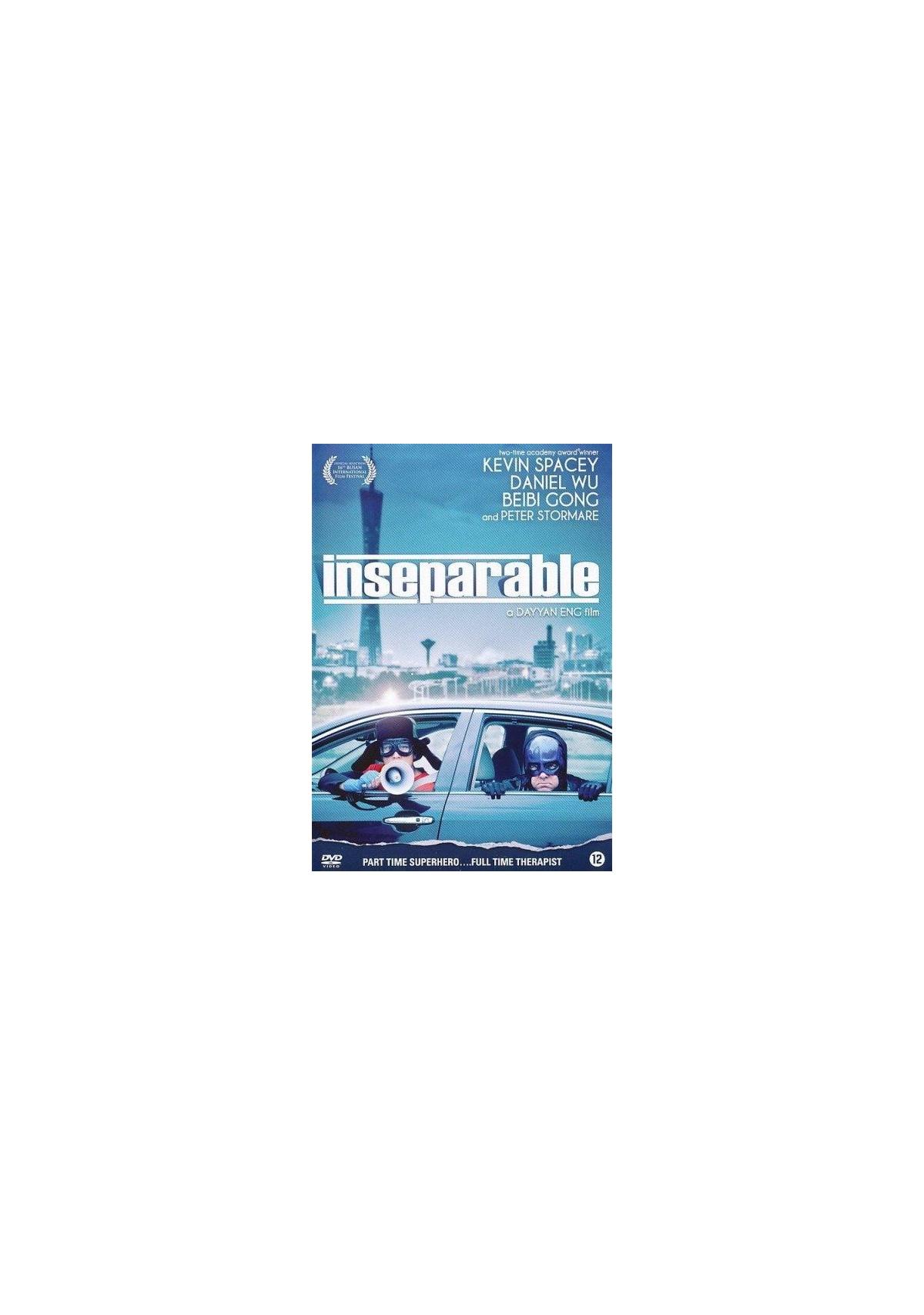 Couverture du DVD pour Inseparable. Deux hommes dans une voiture, l'un portant un costume de super-héros.