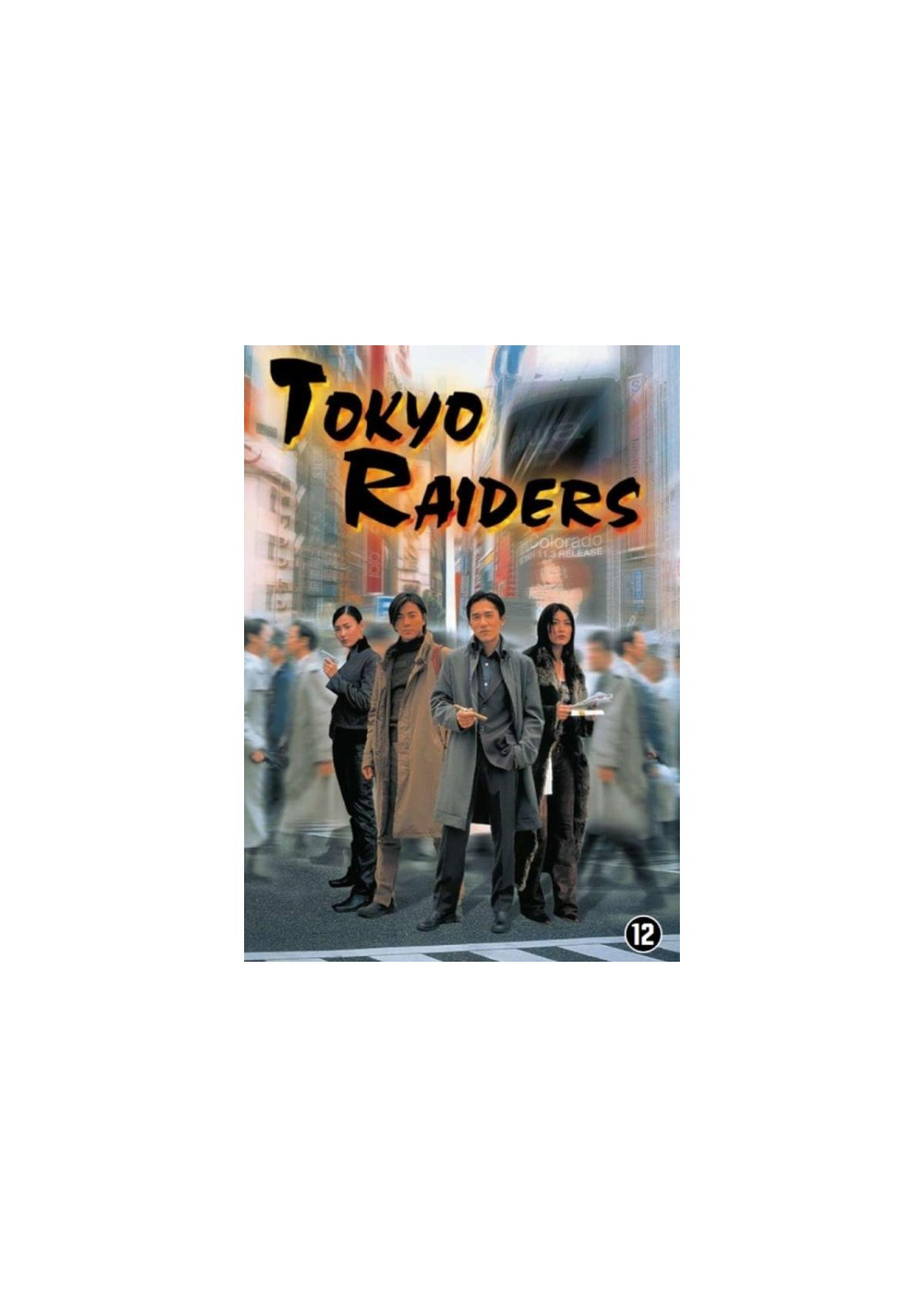 DVD-hoes van Tokyo Raiders. Groep van vier mensen op straat, titel bovenaan.