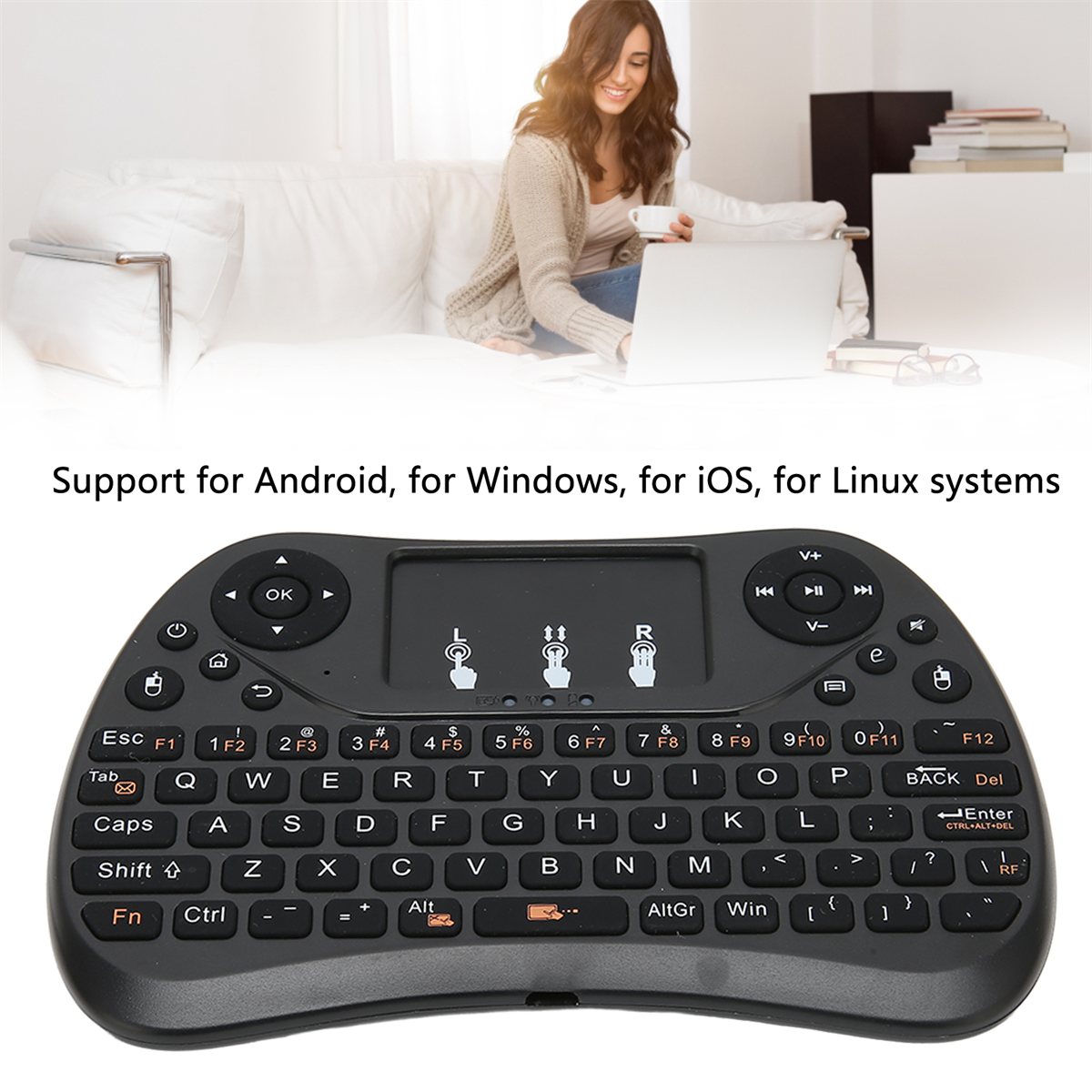 Schwarze, kabellose Tastatur mit Touchpad und vielen Tasten. Im Hintergrund eine Frau.
