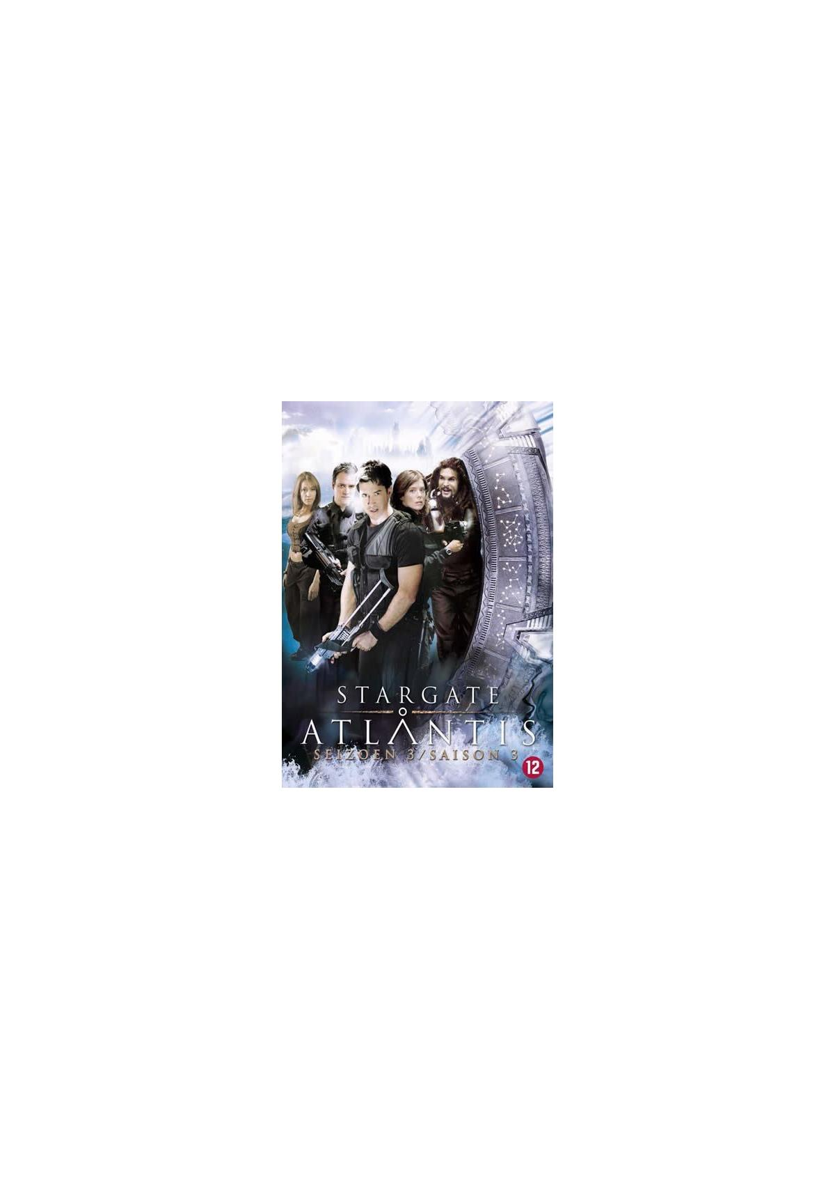 DVD-hoes van 'Stargate Atlantis'. Verschillende mensen zijn aanwezig.