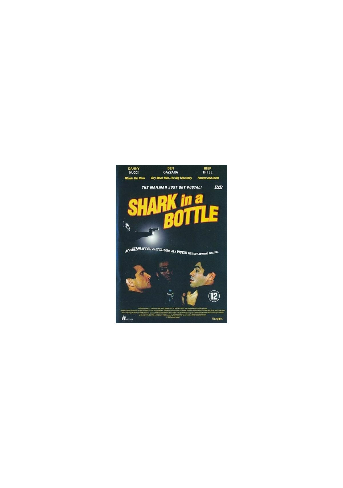DVD-hoes met gezichten van acteurs. De tekst luidt 'Shark in a Bottle'.