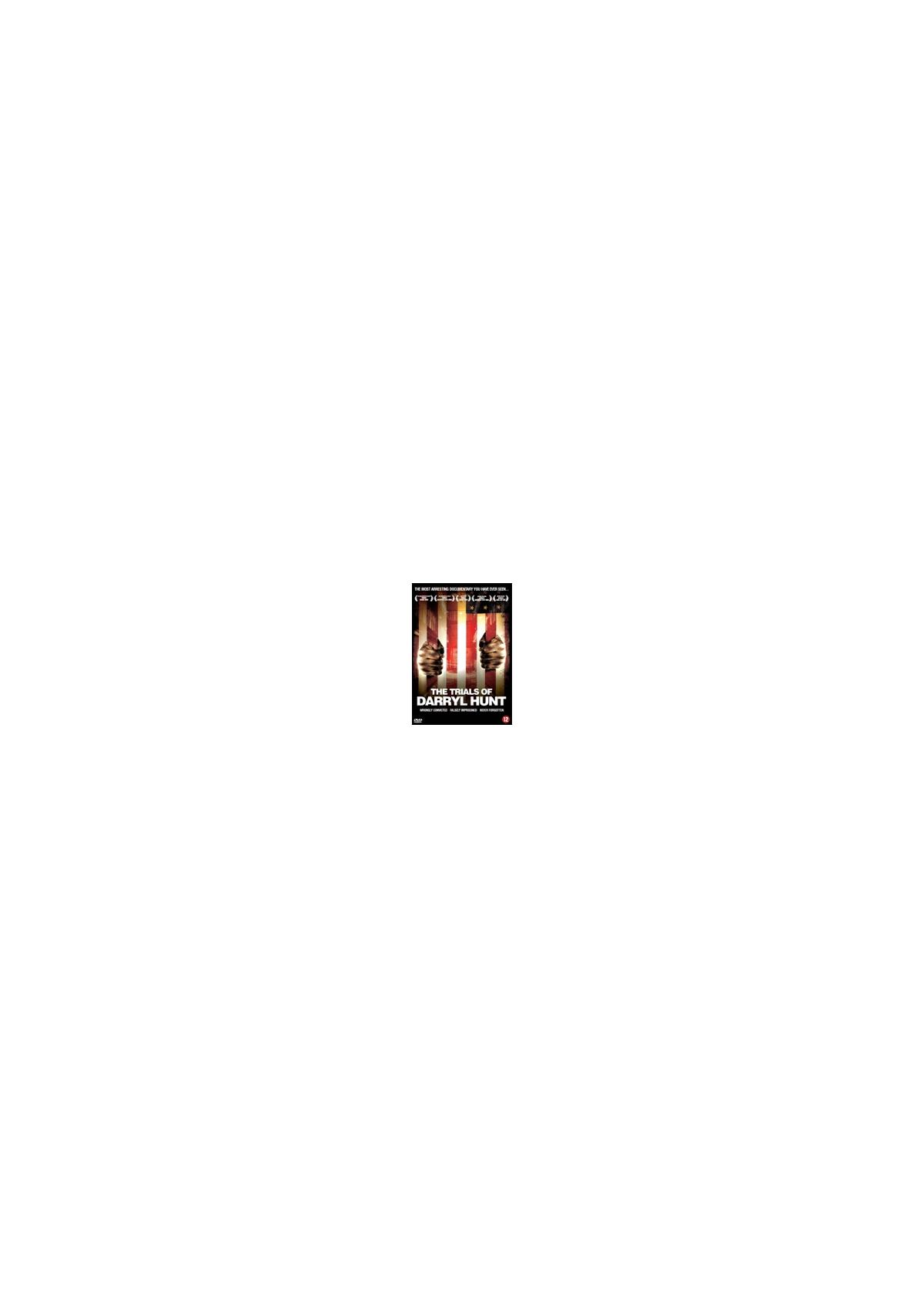 The Tripple Deceiver, couverture du DVD. Trois hommes sont sur la couverture, avec un fond rouge et noir.