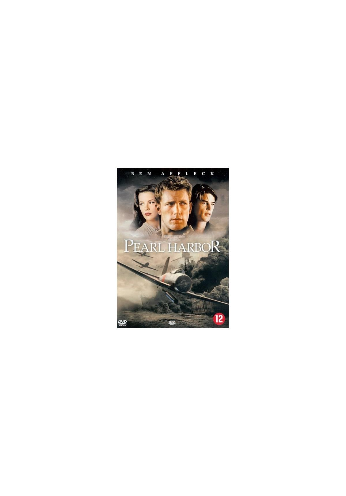 Couverture de film avec trois personnes et des avions. Le texte dit 'Pearl Harbor'. Le fond est enfumé.