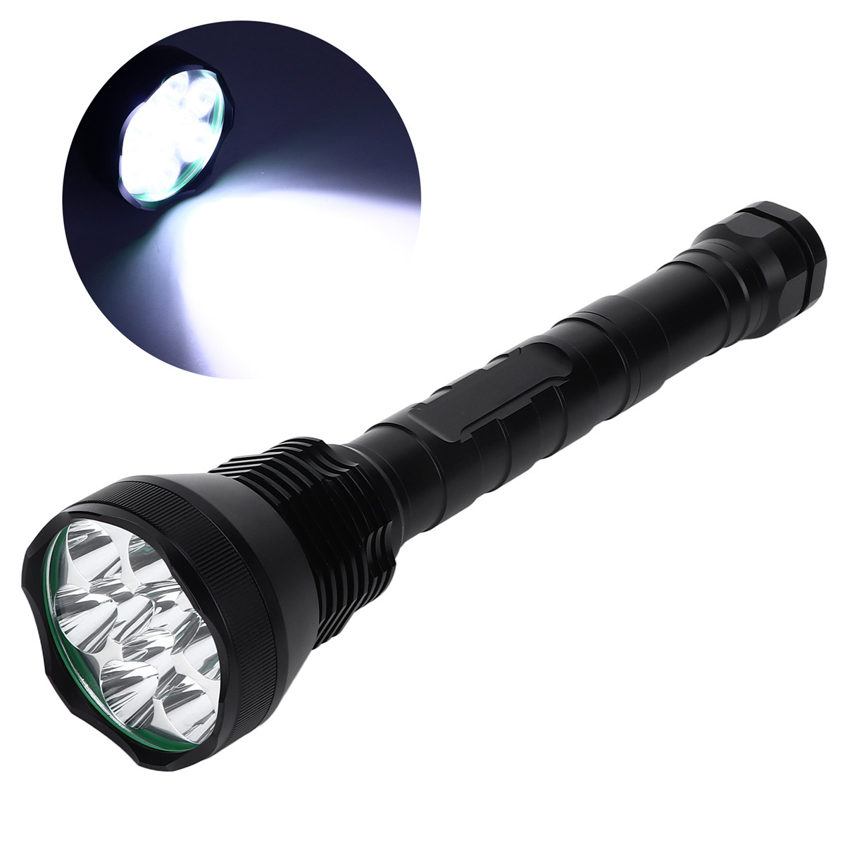 Schwarze Taschenlampe mit hellem, weißem Licht. Ein kleinerer, beleuchteter Lichtkreis ist oben zu sehen.