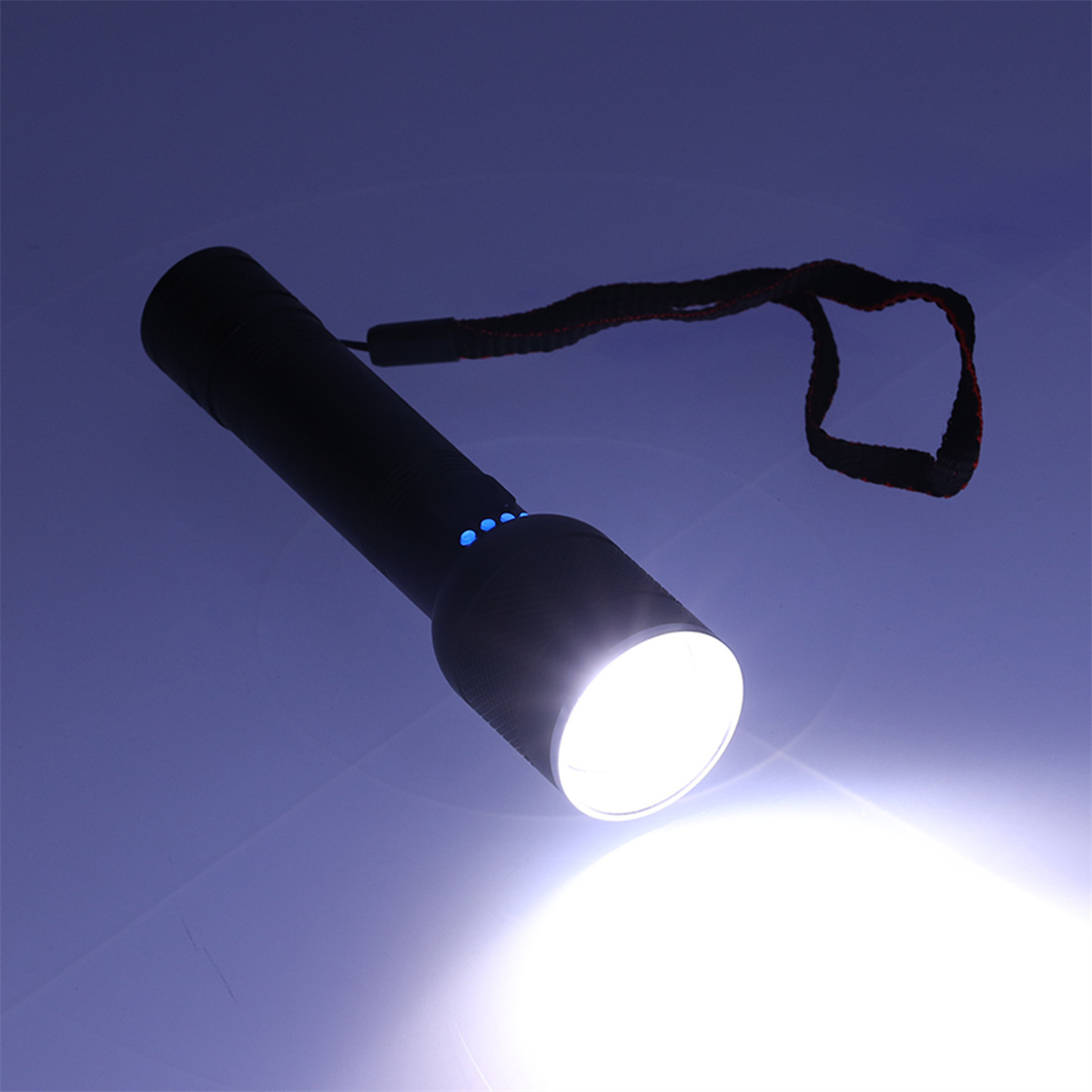 Eine schwarze Taschenlampe, die einen hellen weißen Strahl vor blauem Hintergrund abgibt.