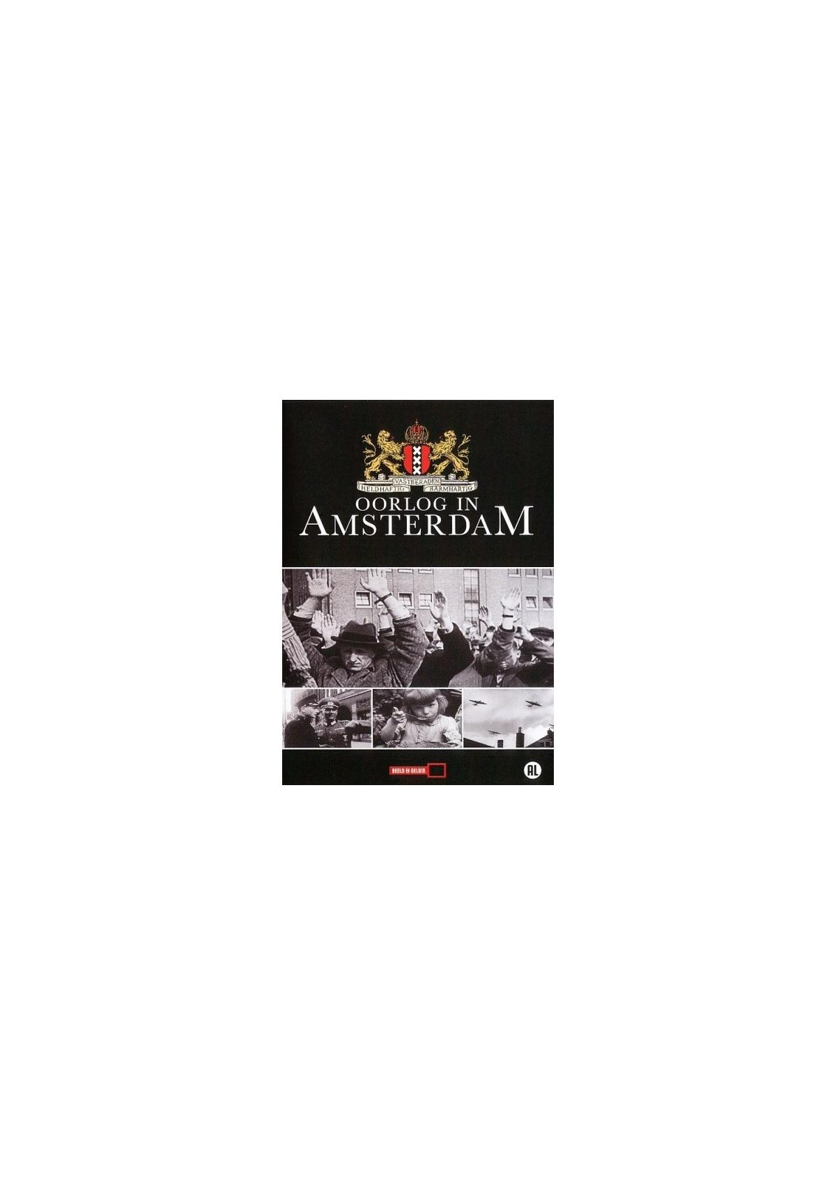 Oorlog in Amsterdam dvd-hoes. Een zwart-wit afbeelding van mensen. De titel luidt 'Oorlog in Amsterdam'.