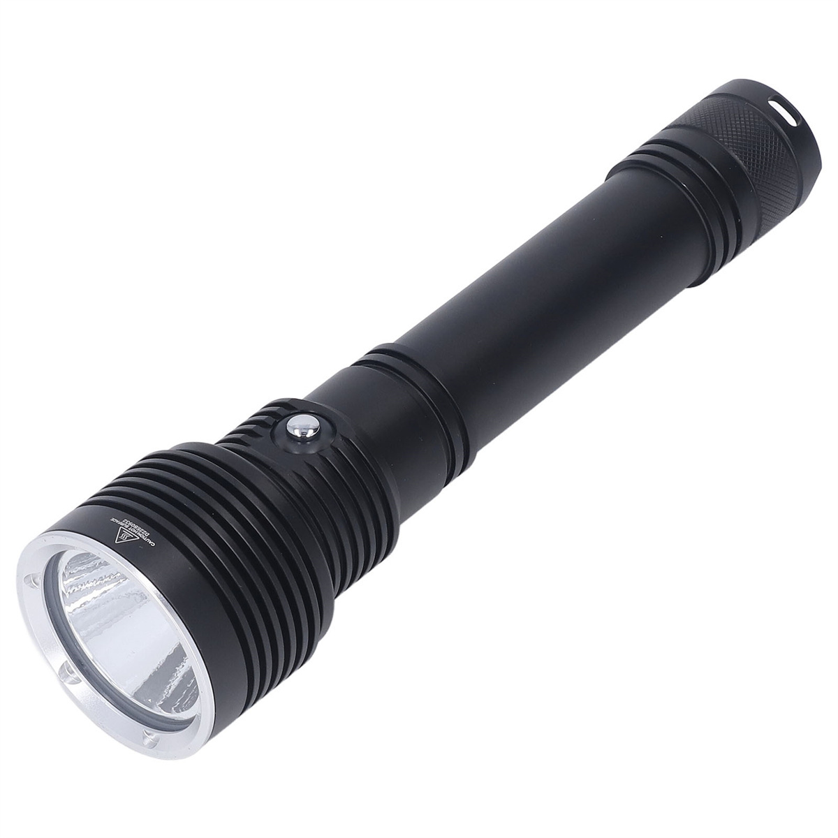 Schwarze Taschenlampe mit silberner Lünette. Bild des Lichtausgangs in der Mitte. Der Hintergrund ist blau.