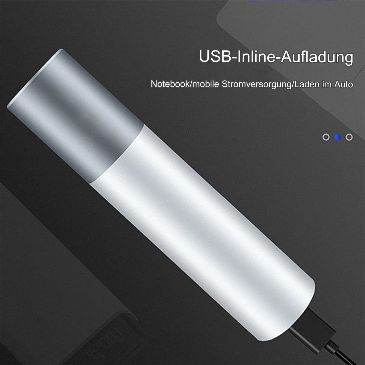 Silbernes und graues USB-Ladegerät in einem Auto, mit einigen blauen Lichtindikatoren.