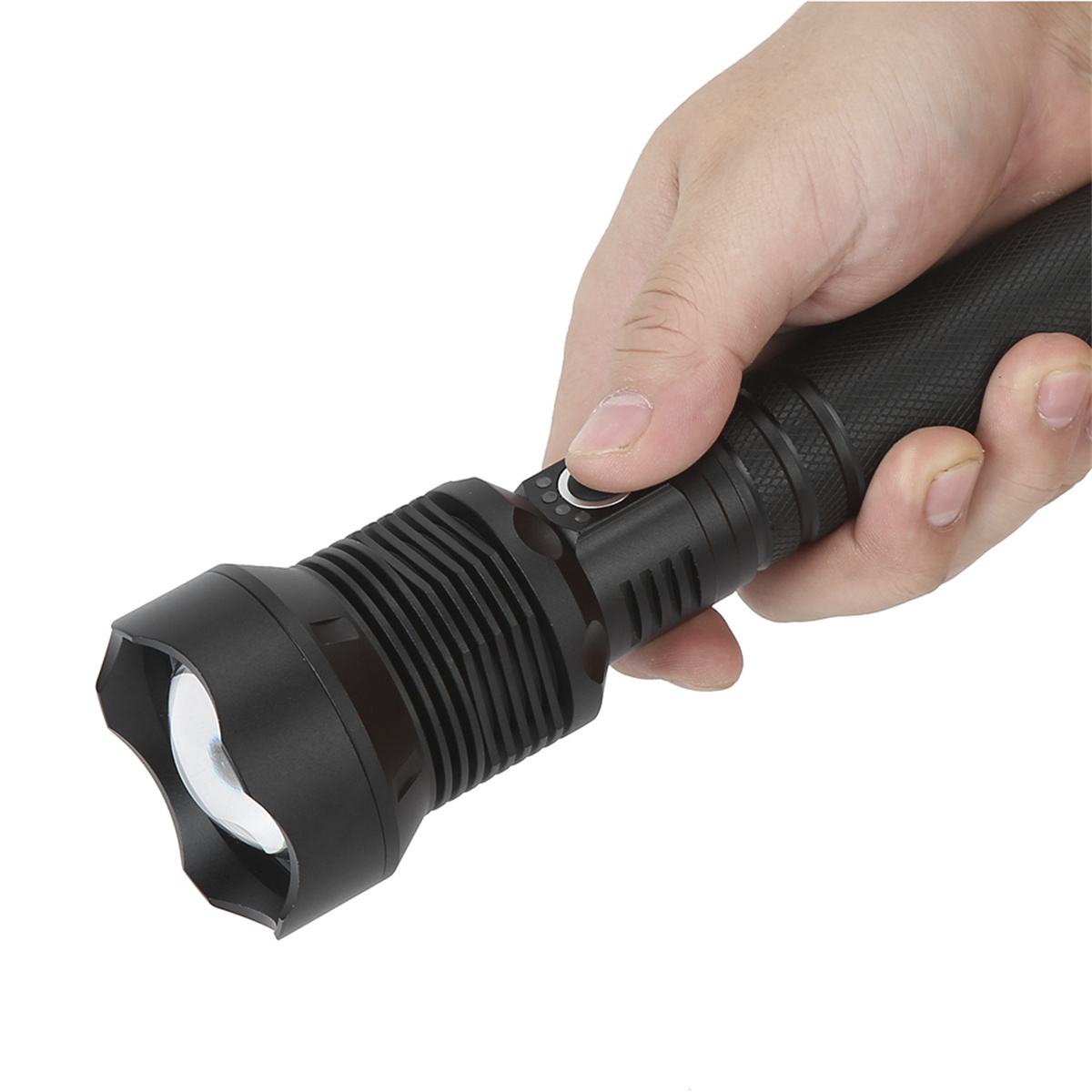 Hand hält eine schwarze Taschenlampe, fokussiert auf den Lichtstrahl auf weißem Hintergrund.
