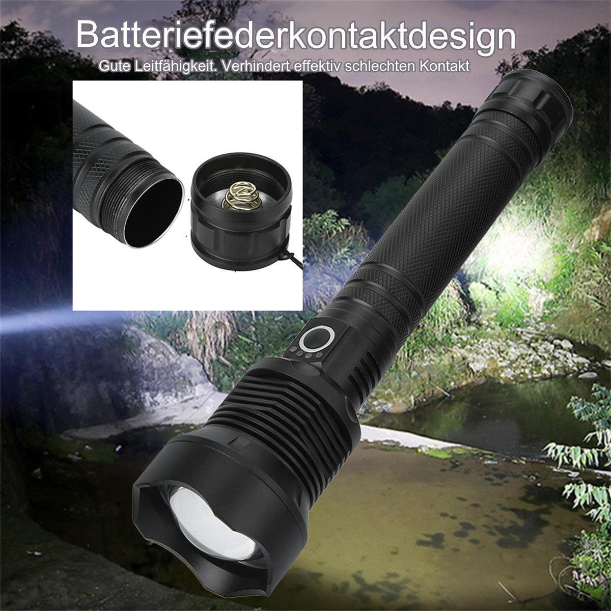 Eine schwarze Taschenlampe. Das Foto zeigt das offene Batteriefach. Unterwasserszene.