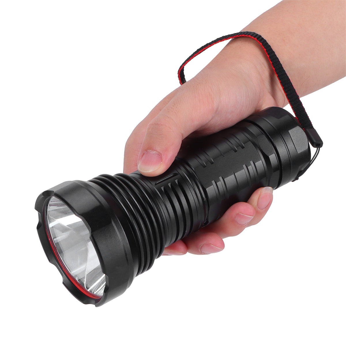 Eine Hand, die eine schwarze Taschenlampe mit rotem Ring hält.