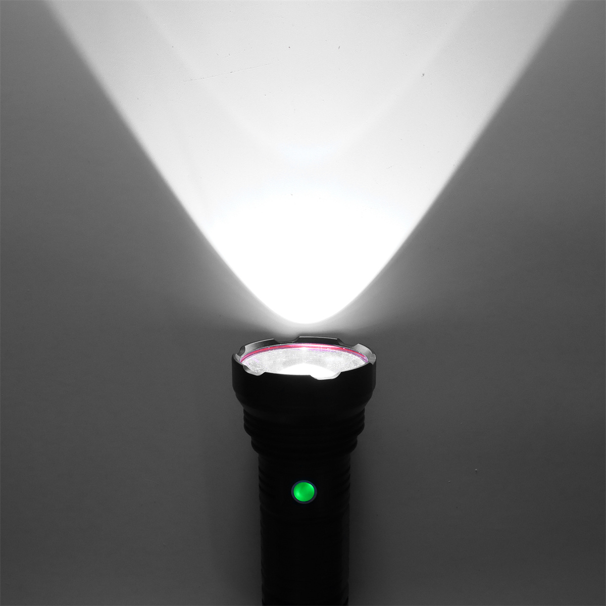 Schwarze Taschenlampe, die einen hellen weißen Lichtstrahl aussendet. Grüner Knopf ist sichtbar.