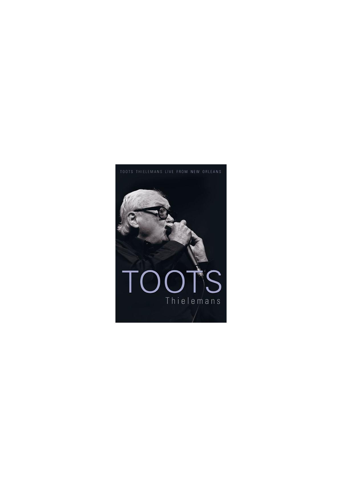 DVD-hoes van Toots Thielemans die een harmonica bespeelt. Zwart-wit afbeelding.