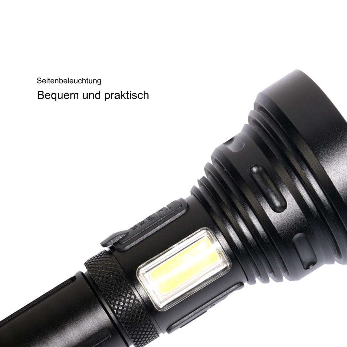 Schwarze Taschenlampe mit hellem Licht, weißer Hintergrund.