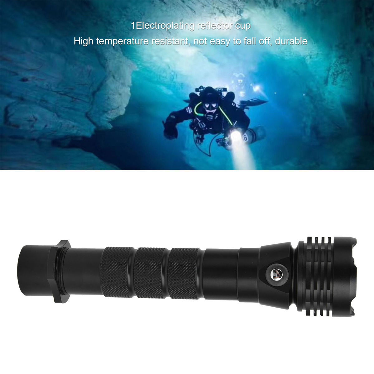 Taucher im Wasser, eine schwarze Taschenlampe.