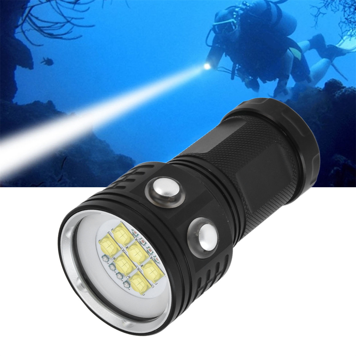 Unterwasser-Taschenlampe mit hellem Lichtstrahl. Taucher im Hintergrund.
