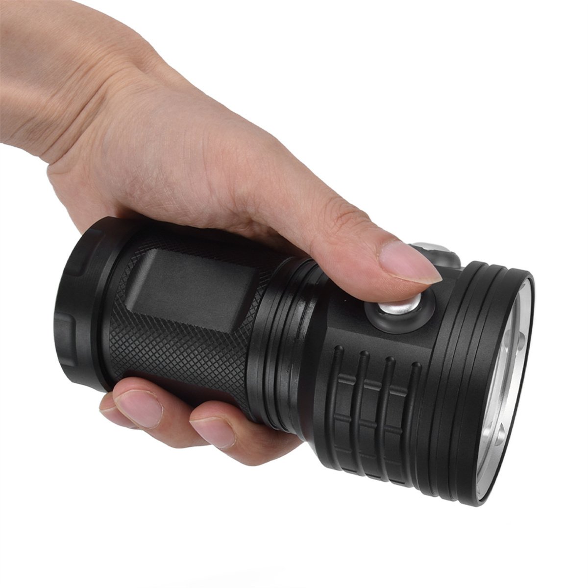 Schwarze Taschenlampe in einer Hand gehalten. Die Taschenlampe ist zylindrisch.
