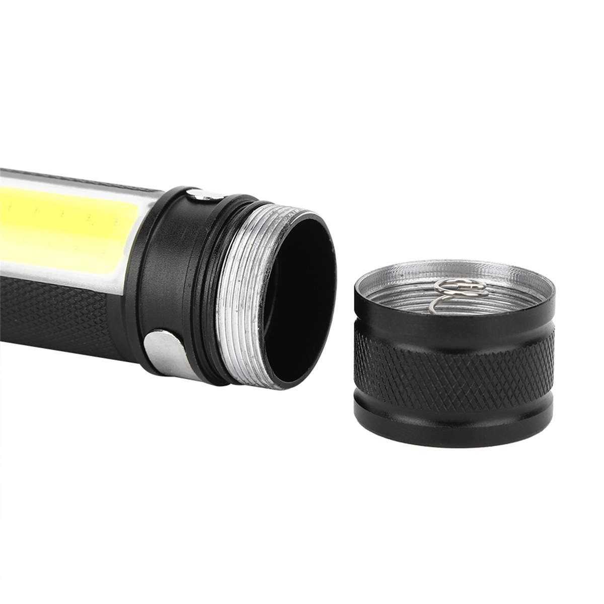 Schwarze Taschenlampe mit abgeschraubter Endkappe, die Innengewinde zeigt.