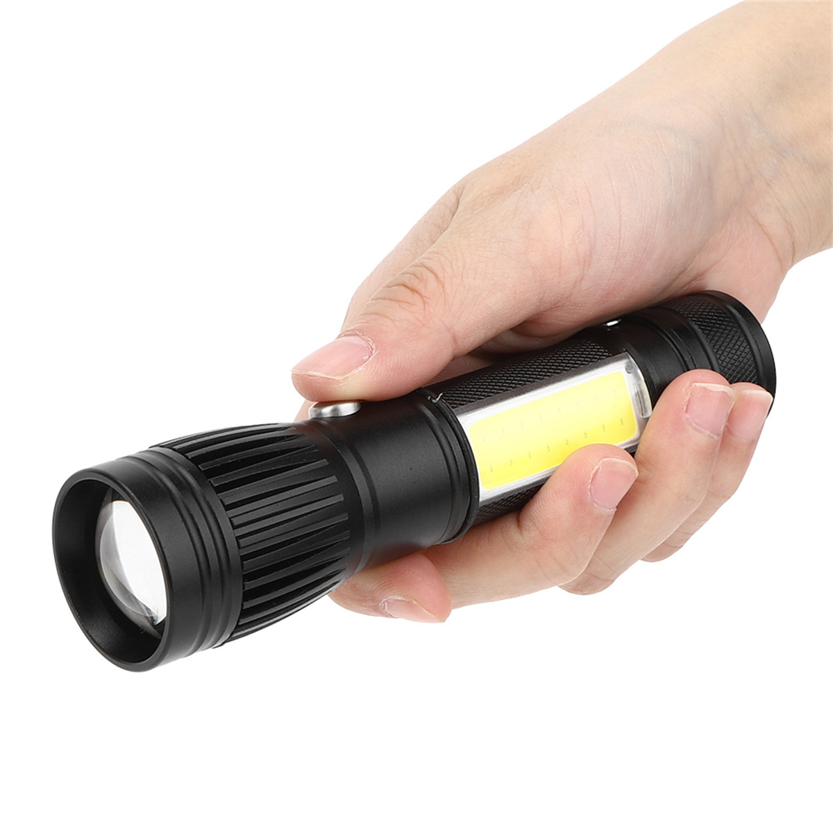 Eine schwarze Taschenlampe wird in einer Hand gehalten. Das Licht scheint.