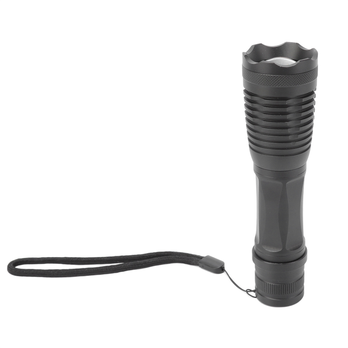 Schwarze Taschenlampe mit Handschlaufe. Sie befindet sich auf weißem Hintergrund.