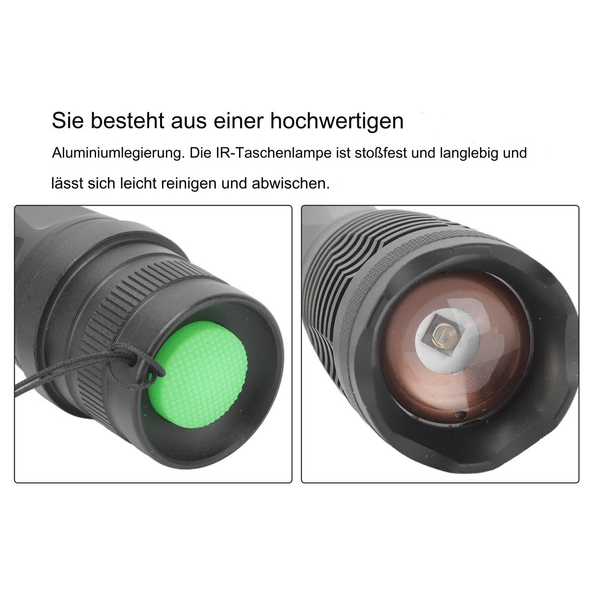 Nahaufnahme von zwei Taschenlampen. Ein grüner Knopf und ein Lichtstrahl.