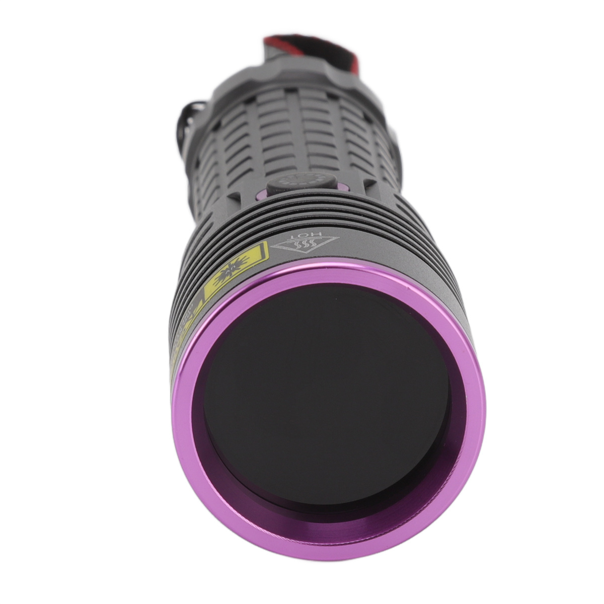Schwarze Taschenlampe mit lila Ring um die Linse und strukturierter Körper.