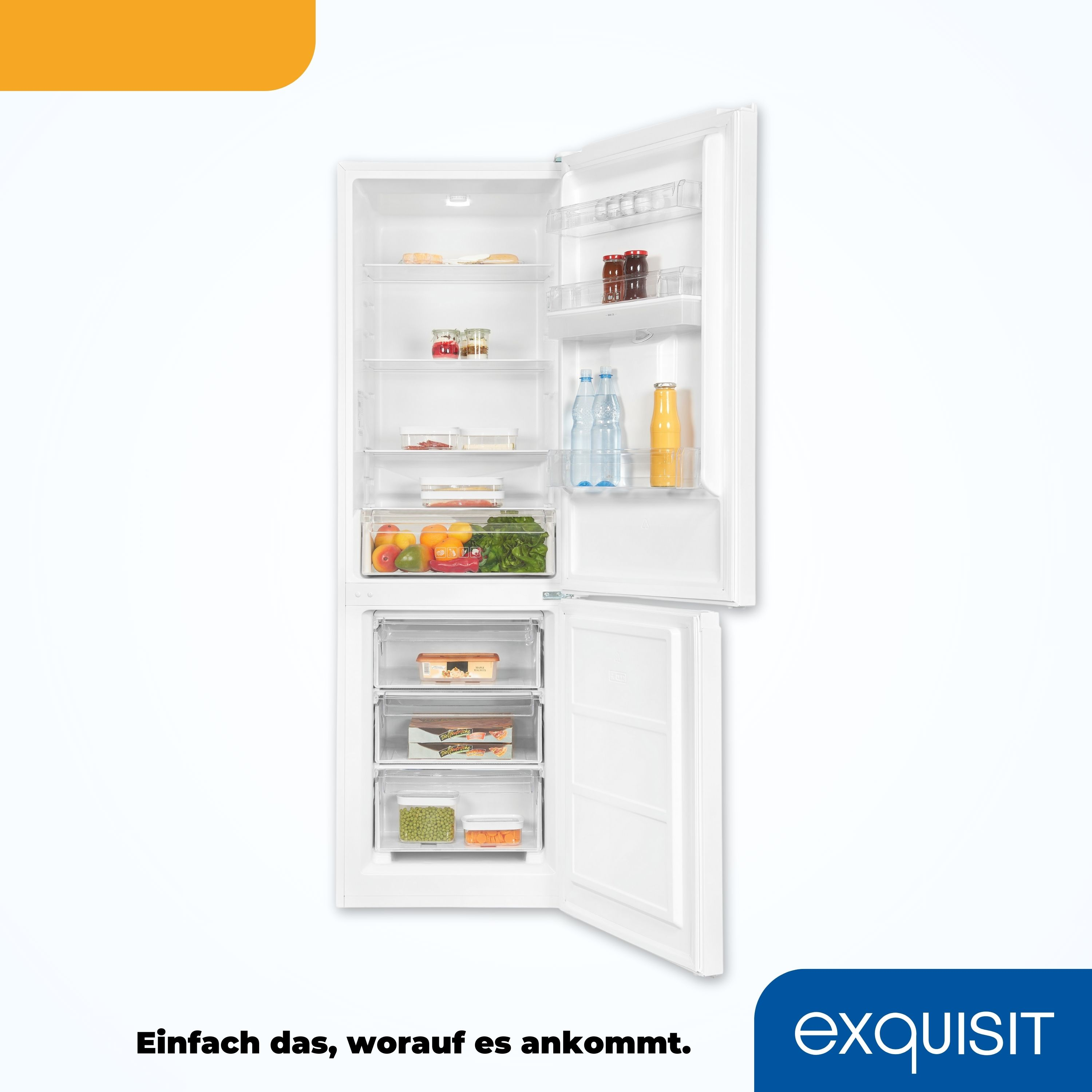 Weißer Kühlschrank mit offenen Türen. Zeigt Regale, Schubladen und Lebensmittel im Inneren.
